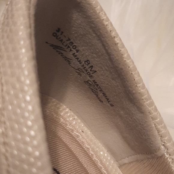 Ladies Easy Street Nude Pumps Size 8 - Picture 5 of 8